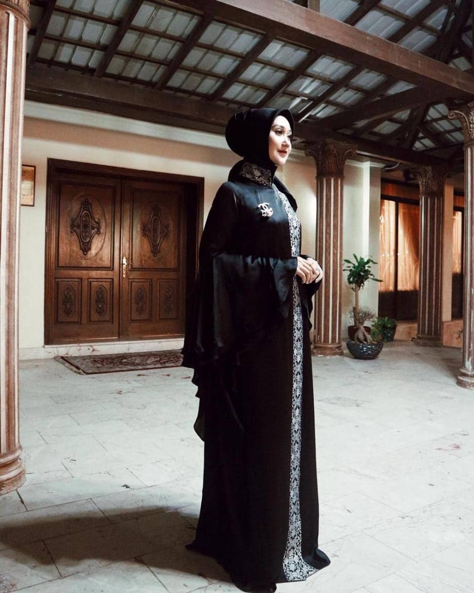 Outfit bernuansa hitam ala Dian Pelangi. (instagram.com/dianpelangi)