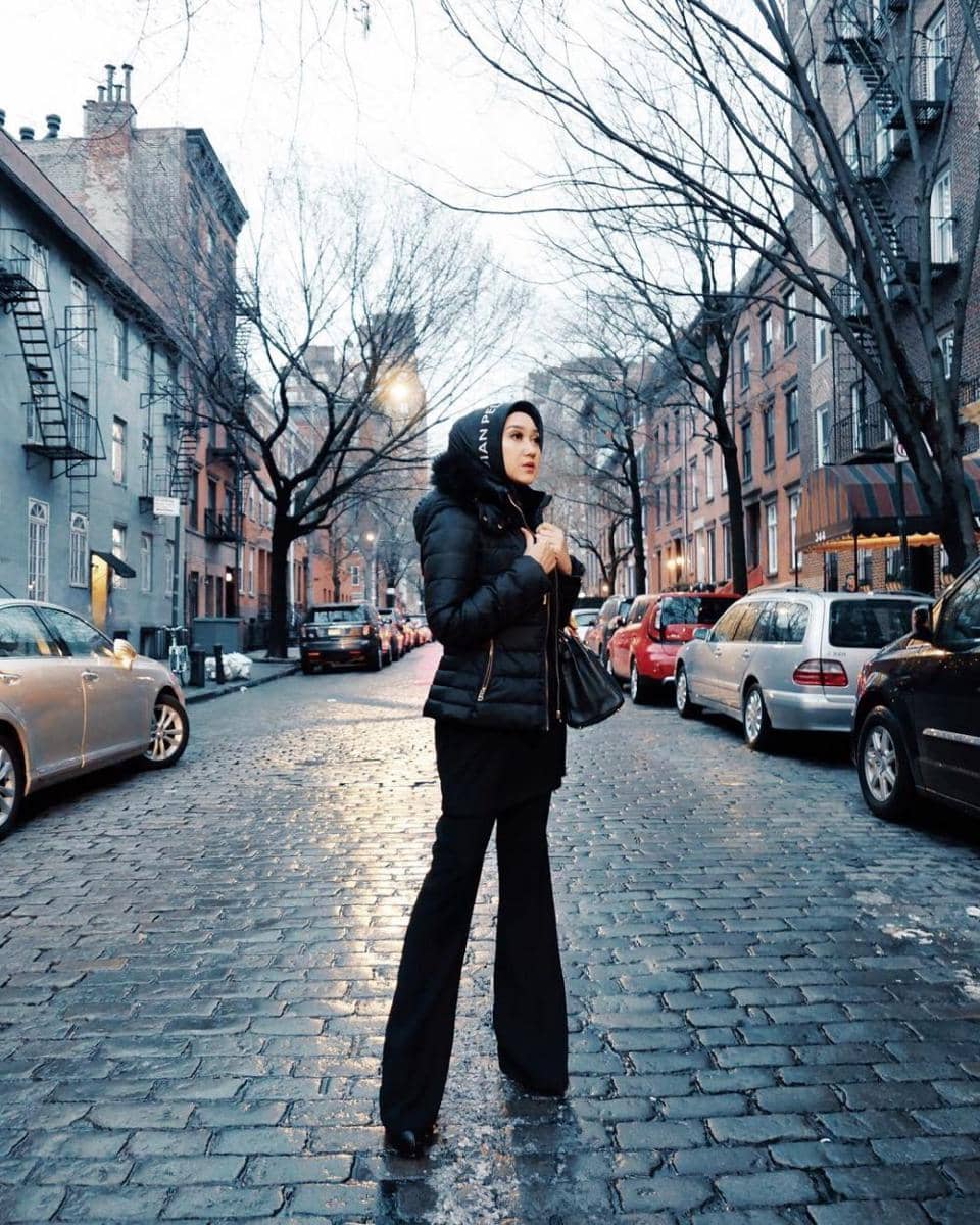 Outfit bernuansa hitam ala Dian Pelangi. (instagram.com/dianpelangi)