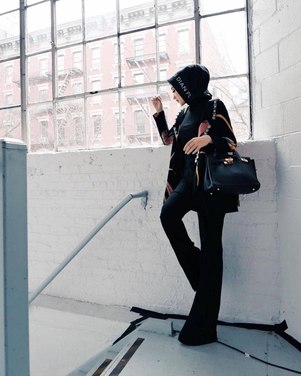 Outfit bernuansa hitam ala Dian Pelangi. (instagram.com/dianpelangi)