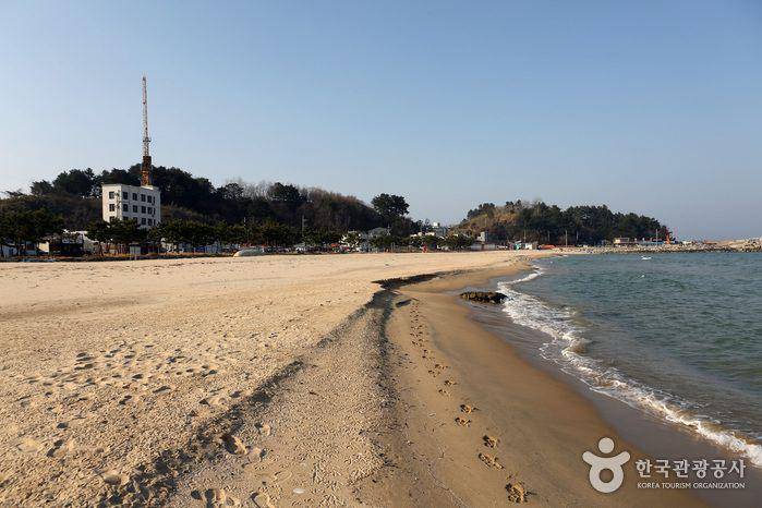Dongsan Beach (korearank.com)