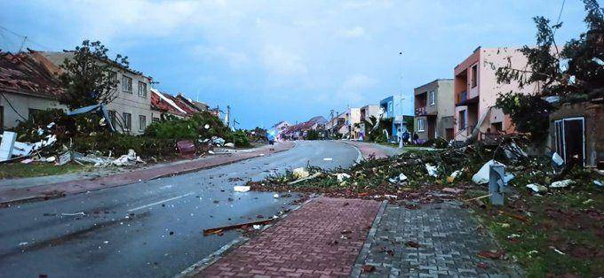 Wilayah Moravia, Ceko yang berbatasan dengan Slovakia hancur setelah diterjang tornado pada 24 Juni 2021. (Twitter.com/Zuzana Čaputová)