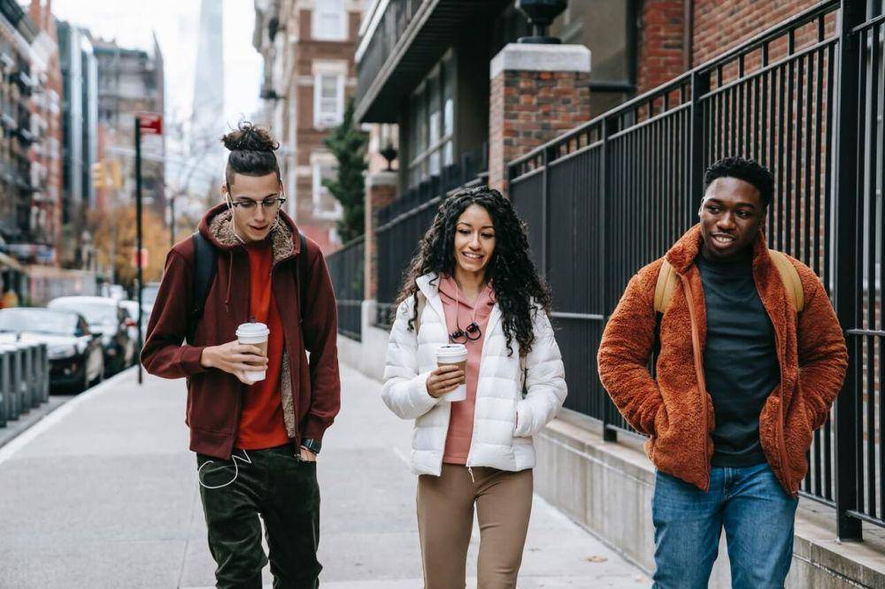 ilustrasi teman jalan bareng (pexels.com/Keira Burton)