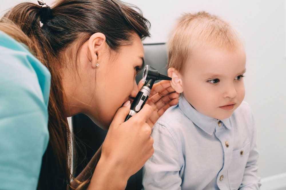 ilustrasi pemeriksaan telinga pada anak (virtusmedical.com)