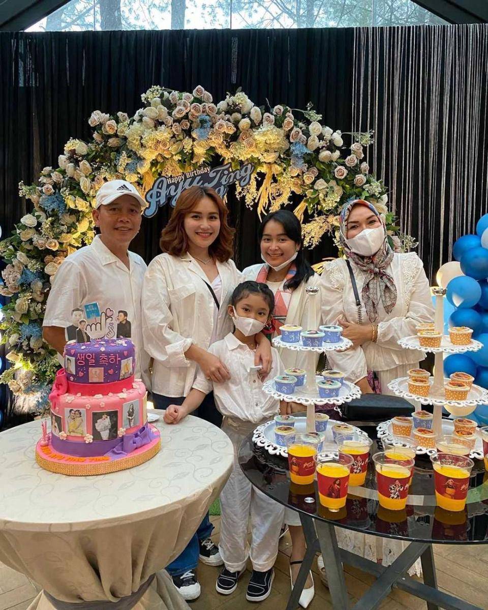 Keluarga Ayu Ting Ting (instagram.com/ayutingting92)