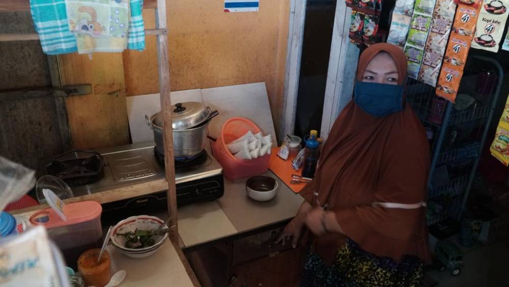 Warga Kelurahan Manggar Baru menggunakan gas methana untuk memasak sehingga bisa menghemat penggunaan gas LPG bersubsidi. (Dok. Pertamina)