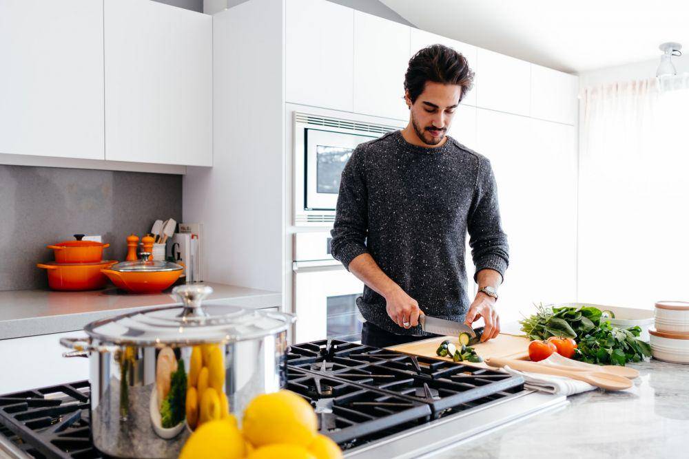 Cowok sedang memasak (Unpslash.com/Jason Briscoe)