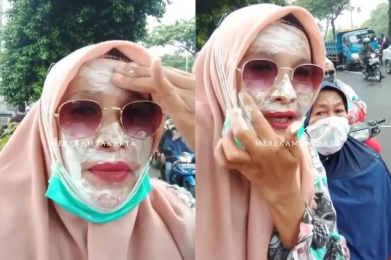 Kena Gas Air Mata, Bunda Simpatisan Rizieq Oles Odol ke Seluruh Muka