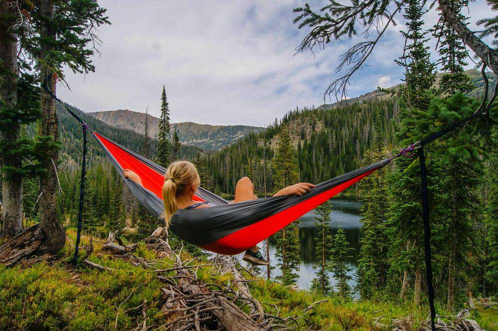Wanita duduk di hammock (unsplash.com/@bettenz)
