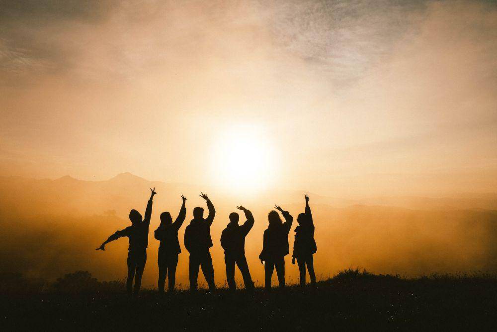 Ilustrasi enam orang ada di puncak gunung (unsplash.com/@iamchang)