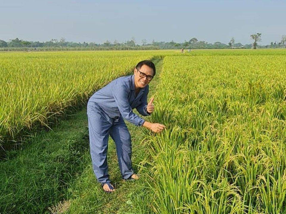 Eko Patrio plesiran ke sawah. (instagram.com/ekopatriosuper)