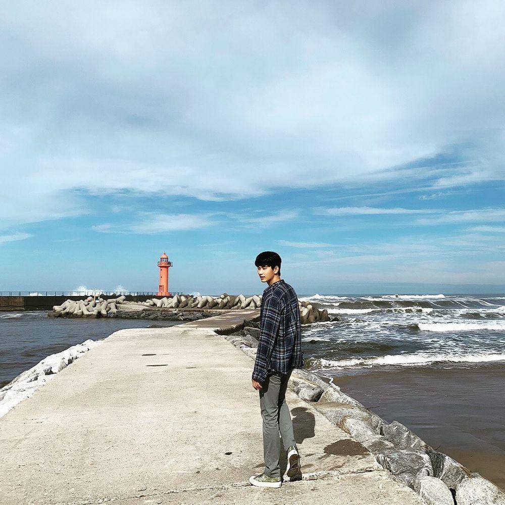 Kim Soo Hyun di Seorak Beach (instagram.com/soohyun_k216)