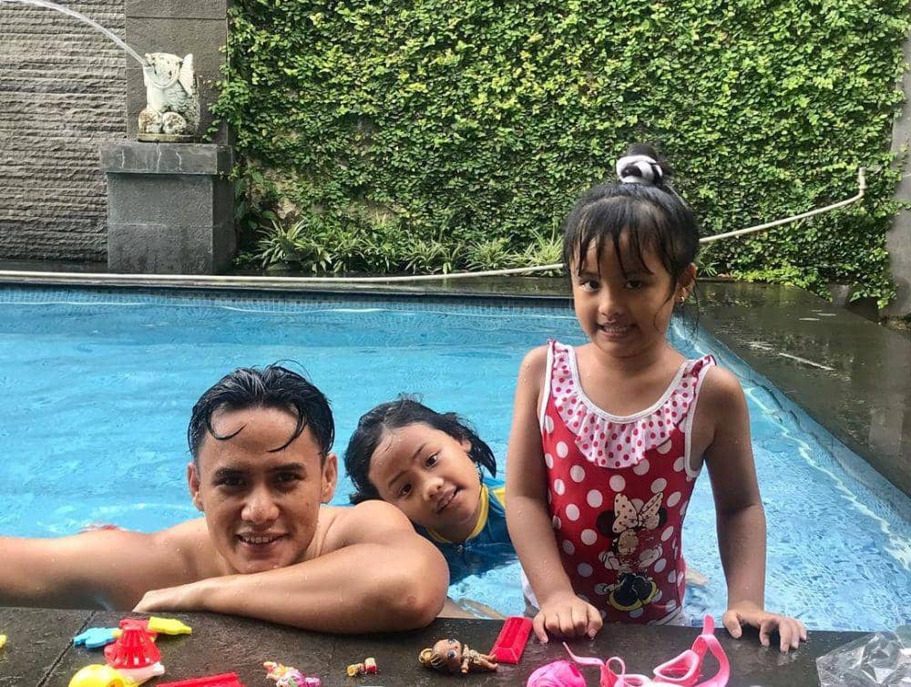 Choky Sitohang dan buah hati (instagram.com/sitohangchoky)