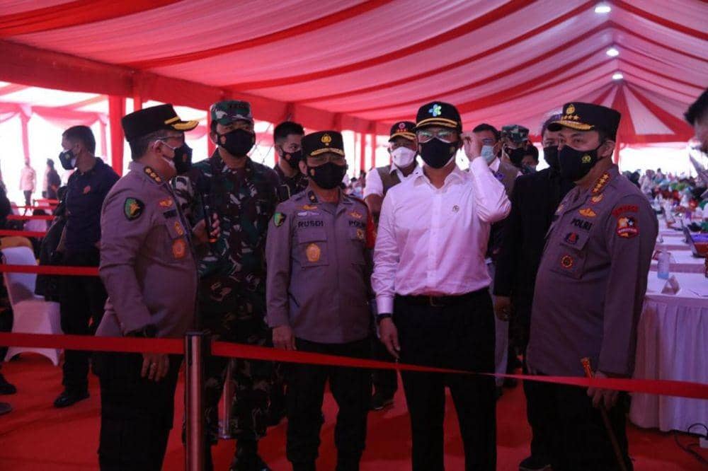 Panglima TNI Marsekal Hadi Tjahjanto, Kapolri Jenderal Listyo Sigit Prabowo dan Menteri Kesehatan (Menkes) Budi Gunadi Sadikin meninjau langsung vaksinasi massal masyarakat dalam rangka menjelang Hari Ulang Tahun (HUT) Bhayangkara pada 1 Juli. (Dok. Humas Polri)