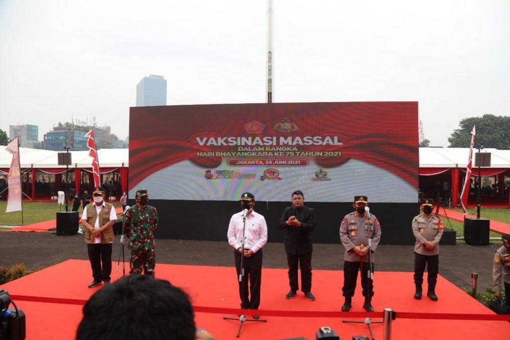 Panglima TNI Marsekal Hadi Tjahjanto, Kapolri Jenderal Listyo Sigit Prabowo dan Menteri Kesehatan (Menkes) Budi Gunadi Sadikin meninjau langsung vaksinasi massal masyarakat dalam rangka menjelang Hari Ulang Tahun (HUT) Bhayangkara pada 1 Juli. (Dok. Humas Polri)