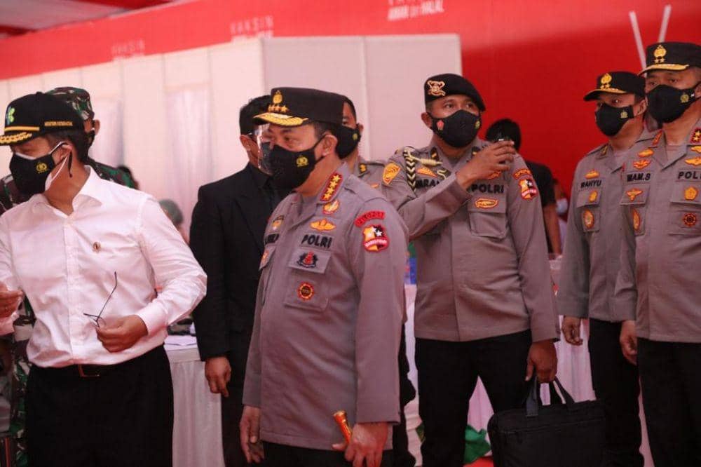 Panglima TNI Marsekal Hadi Tjahjanto, Kapolri Jenderal Listyo Sigit Prabowo dan Menteri Kesehatan (Menkes) Budi Gunadi Sadikin meninjau langsung vaksinasi massal masyarakat dalam rangka menjelang Hari Ulang Tahun (HUT) Bhayangkara pada 1 Juli. (Dok. Humas Polri)