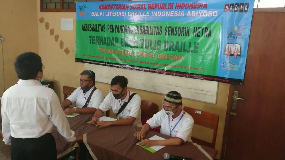 Tingkatkan Literasi, Tunanetra di Tulungagung Belajar Huruf Braille