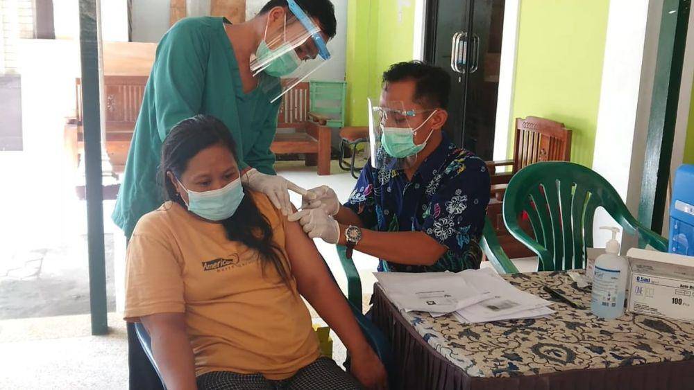 Pasien ODGJ saat menerima suntikan vaksin COVID-19 di Tulungagung. IDN Times/ Bramanta Pamungkas