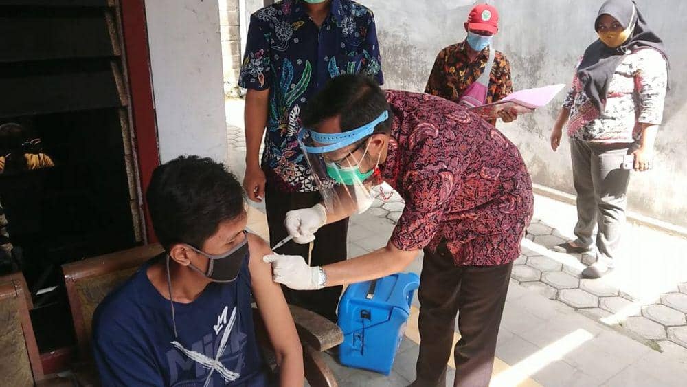 Pasien ODGJ saat menerima suntikan vaksin COVID-19 di Tulungagung. IDN Times/ Bramanta Pamungkas
