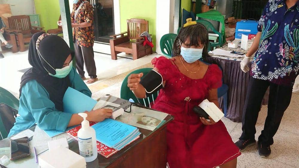 Pasien ODGJ saat menerima suntikan vaksin COVID-19 di Tulungagung. IDN Times/ Bramanta Pamungkas