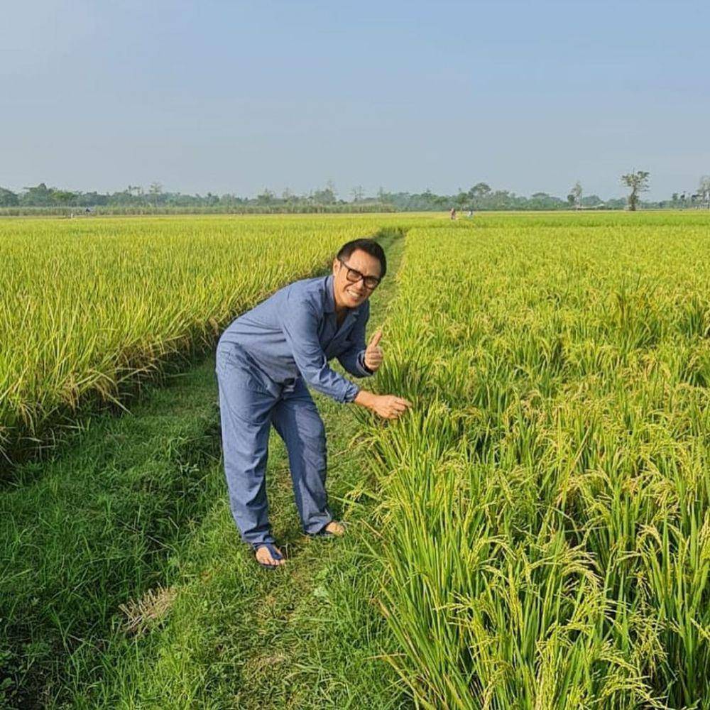 Eko Patrio plesiran ke sawah. (instagram.com/ekopatriosuper)