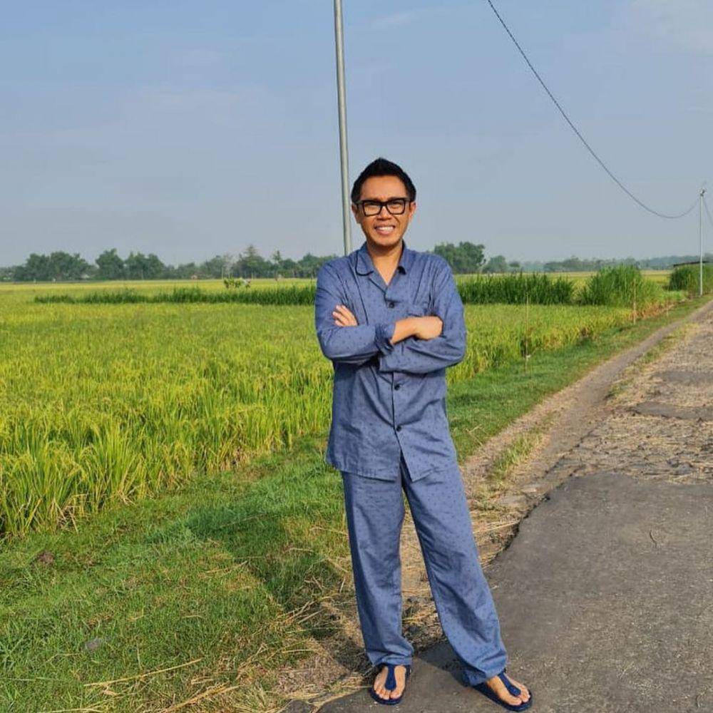 Eko Patrio plesiran ke sawah. (instagram.com/ekopatriosuper)