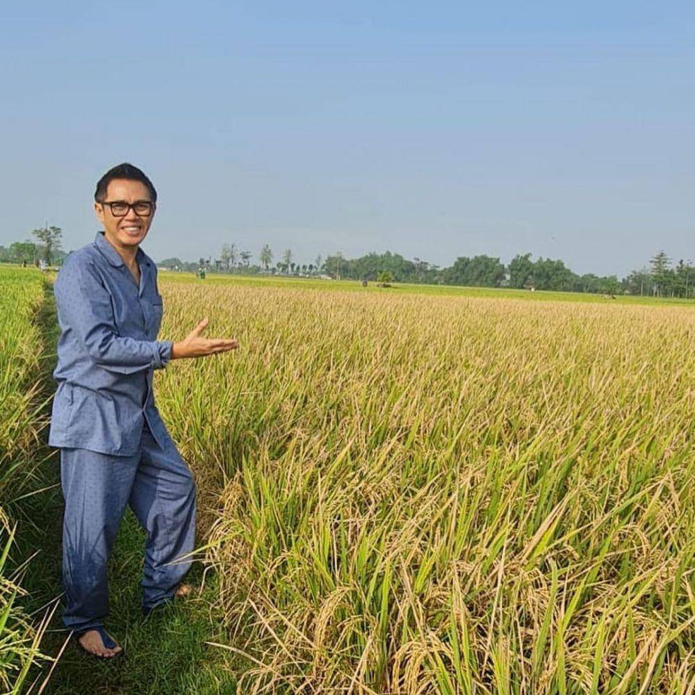 Eko Patrio plesiran ke sawah. (instagram.com/ekopatriosuper)