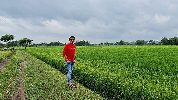 Eko Patrio plesiran ke sawah. (instagram.com/ekopatriosuper)