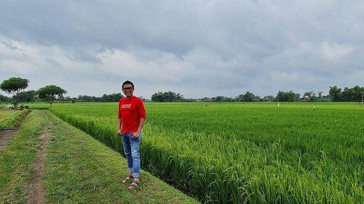 Eko Patrio plesiran ke sawah. (instagram.com/ekopatriosuper)