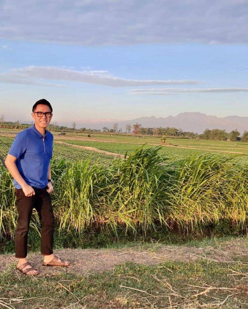 Eko Patrio plesiran ke sawah. (instagram.com/ekopatriosuper)