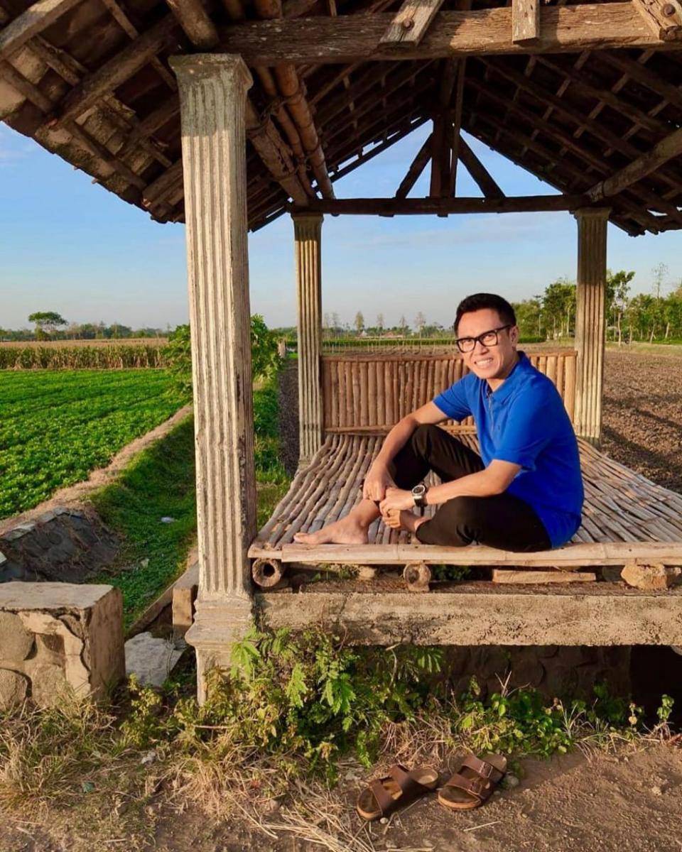 Eko Patrio plesiran ke sawah. (instagram.com/ekopatriosuper)
