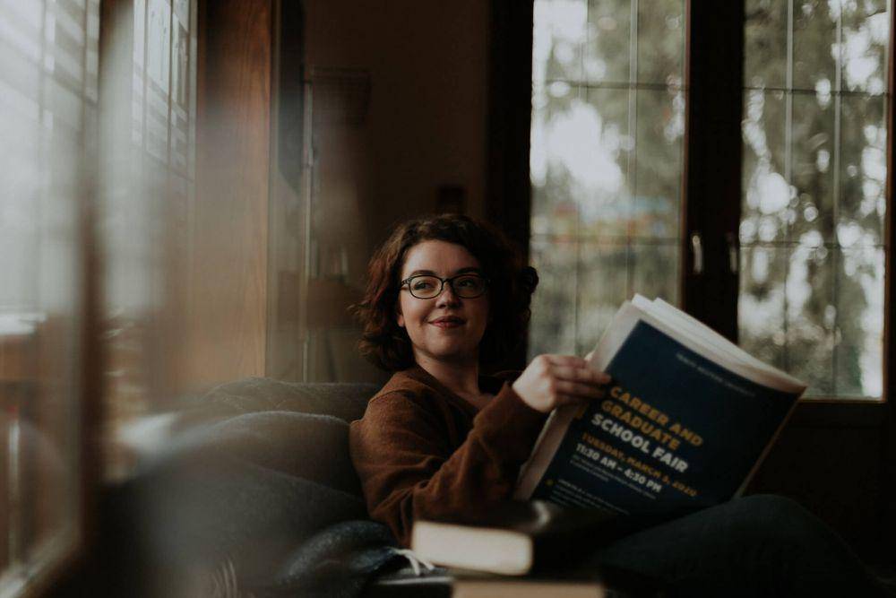 ilustrasi wanita baca koran (unsplash.com/Priscilla Du Preez)