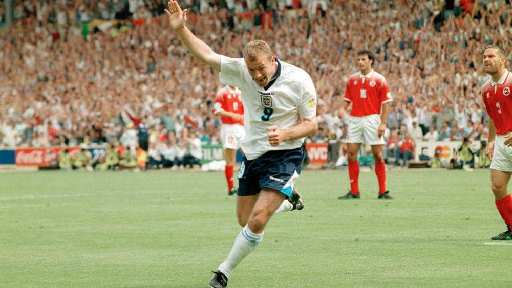 Alan Shearer mencetak gol di Piala Eropa 1996 (uefa.com)