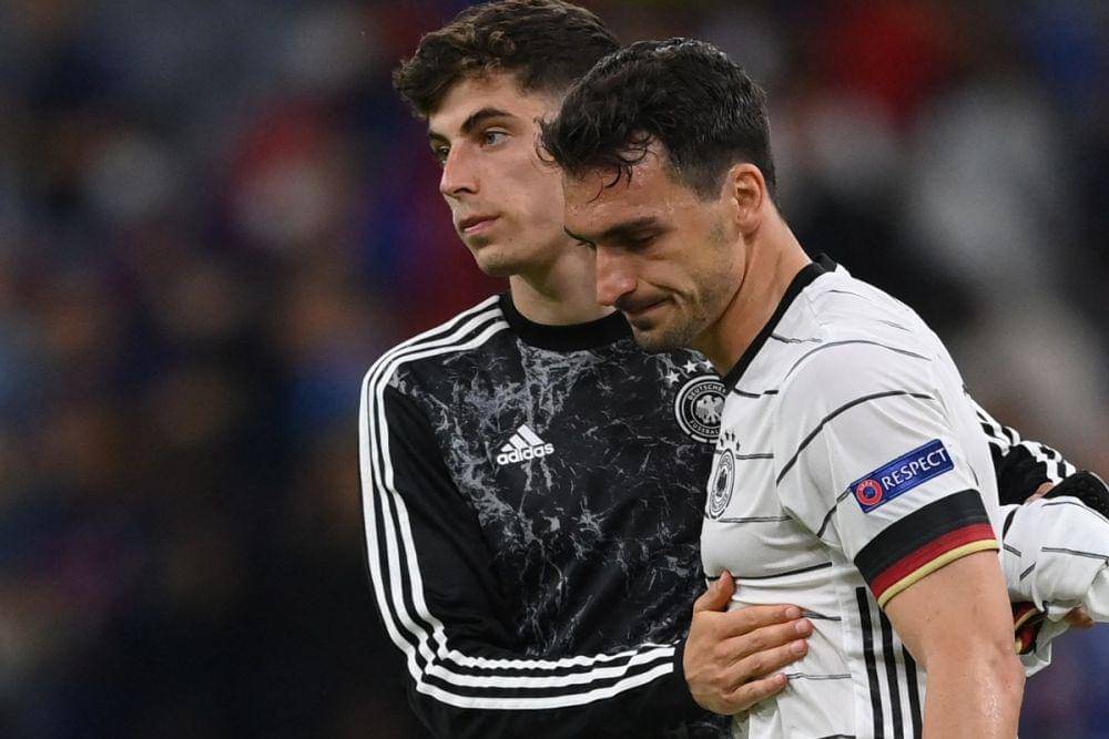 Gol bunuh diri Mats Hummels membuat Jerman kalah 0-1 dari Prancis (goal.com)