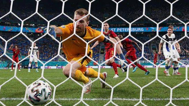 Lukas Hradecky gagal mencegah bola masuk gawang (uefa.com)