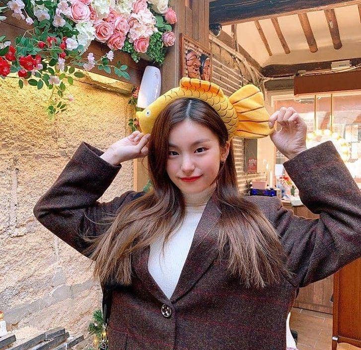 9 Momen Innocent Yeji ITZY dengan Turtle Neck Style