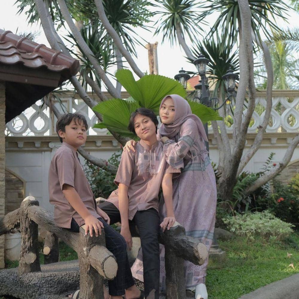 Putri Delina dan adik cowoknya (instagram.com/putridelinaa)