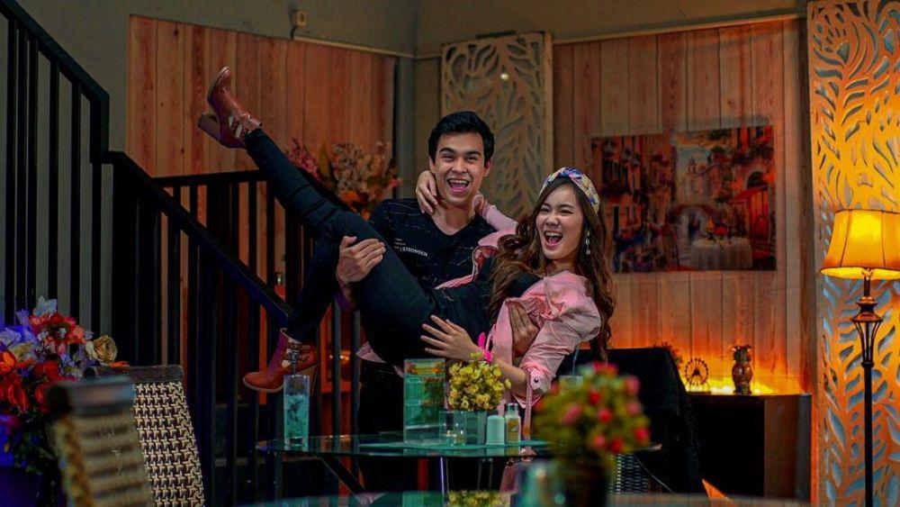 Pasangan di Sinetron, 9 Potret Mesra Jennifer Eve dan Erdin Werdrayana