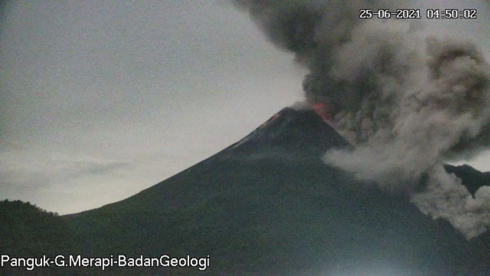 Merapi Luncurkan Awan Panas hingga 3 Km, Timbulkan Hujan Abu