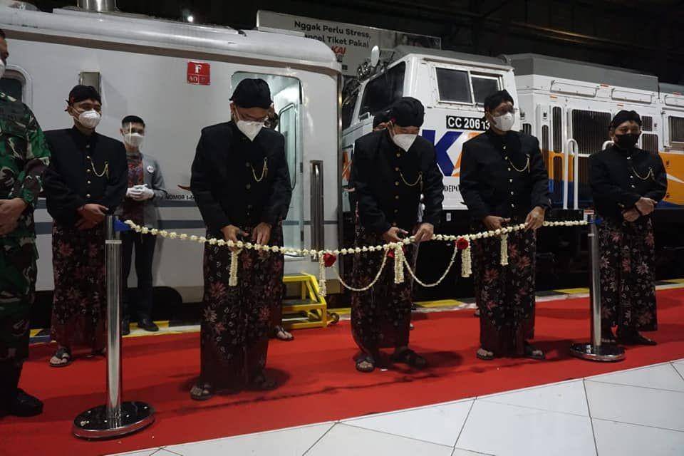 Direktur Utama KAI Didiek Hartantyo dan Bupati Banyumas meresmikan peluncuran KA Baturraden Ekspres di Stasiun Purwokerto, Jumat (25/6/2021). Foto: Humas Pemkab Banyumas