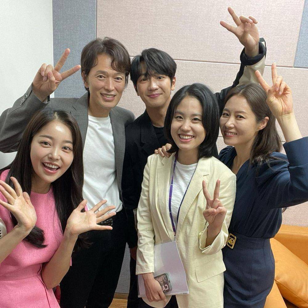 Lee Sang Yeob dan para pemeran drama On The Verge Of Insanity (instagram.com/sangyeob)