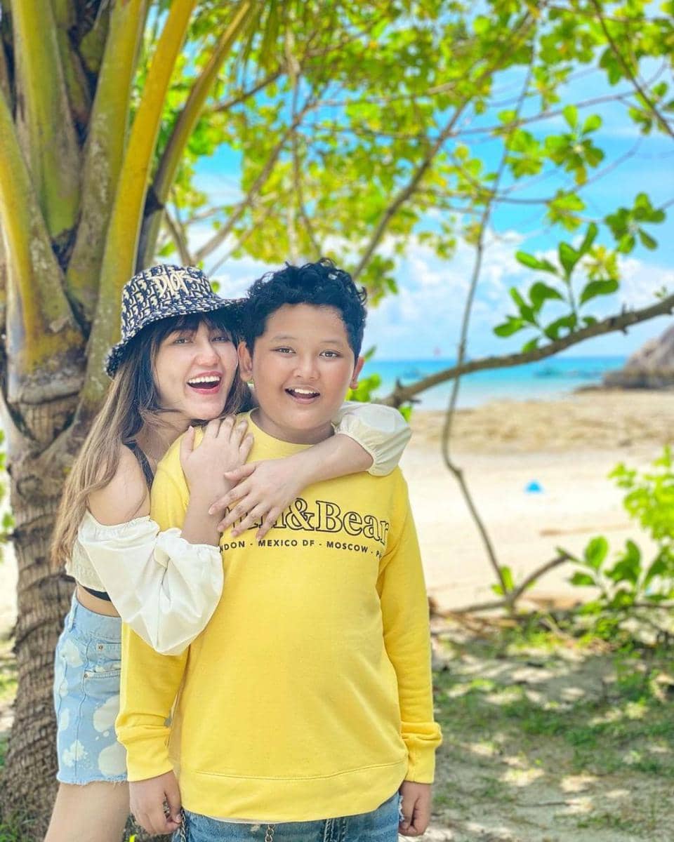 Via Vallen dan adik cowoknya (instagram.com/viavallen)