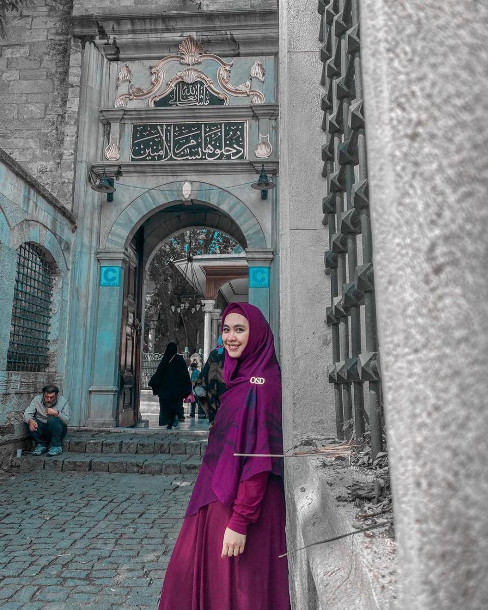 Oki Setiana Dewi ketika mengunjungi Istanbul, Turki. (instagram.com/okisetianadewi)