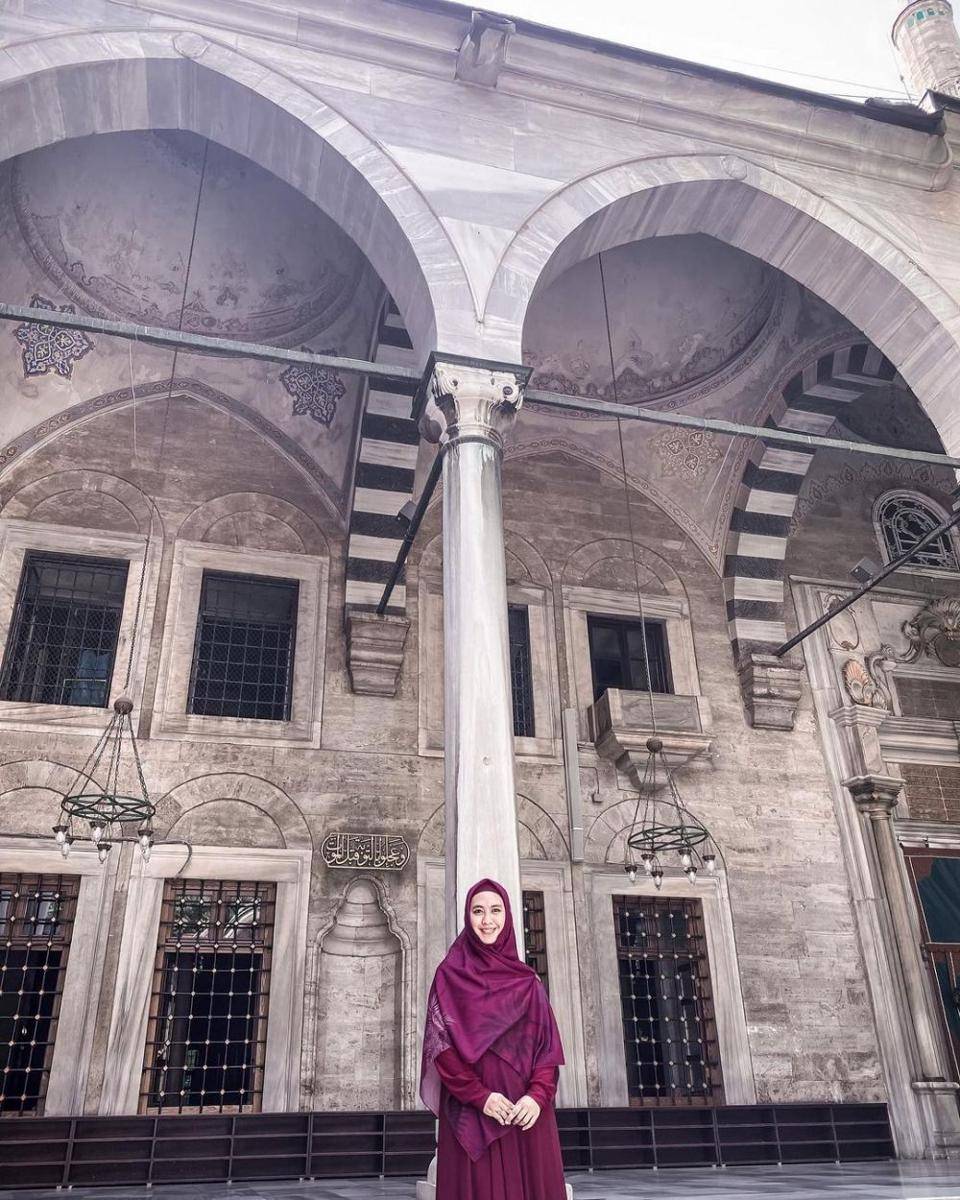 Oki Setiana Dewi ketika mengunjungi Istanbul, Turki. (instagram.com/okisetianadewi)