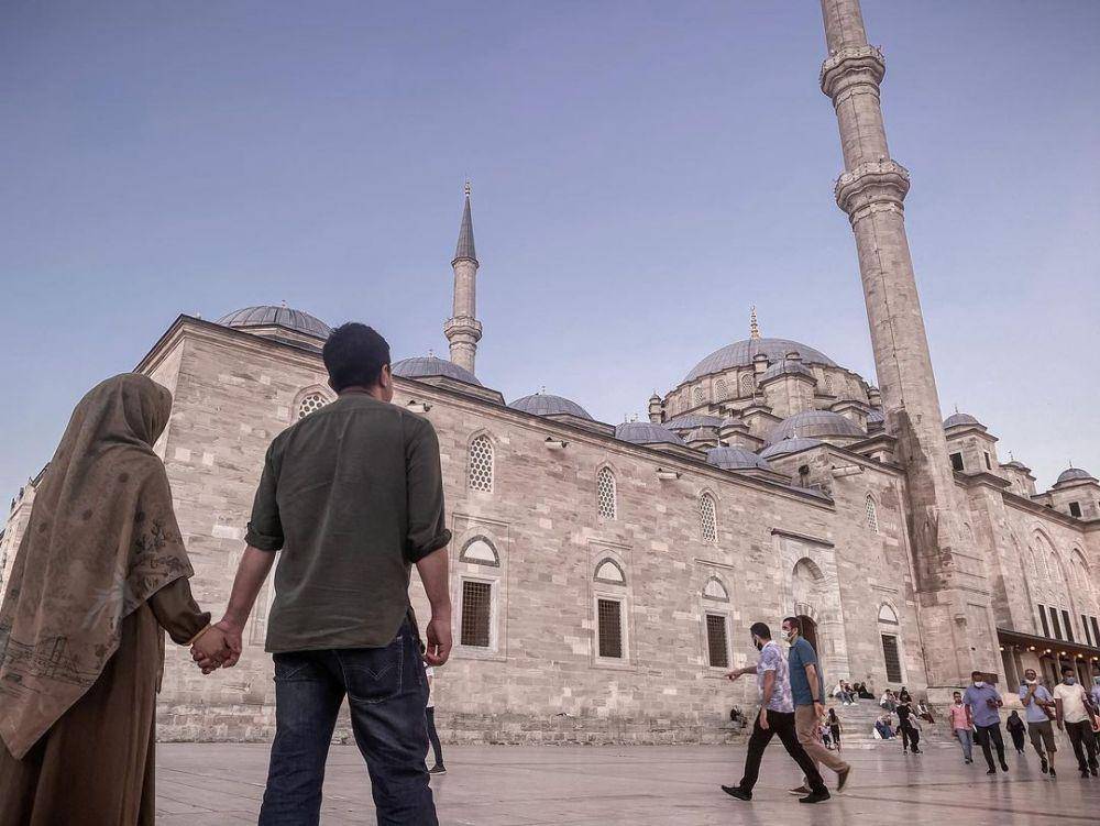 Oki Setiana Dewi ketika mengunjungi Istanbul, Turki. (instagram.com/okisetianadewi)