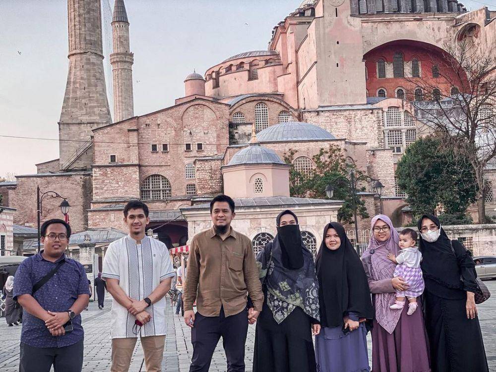Oki Setiana Dewi ketika mengunjungi Istanbul, Turki. (instagram.com/okisetianadewi)