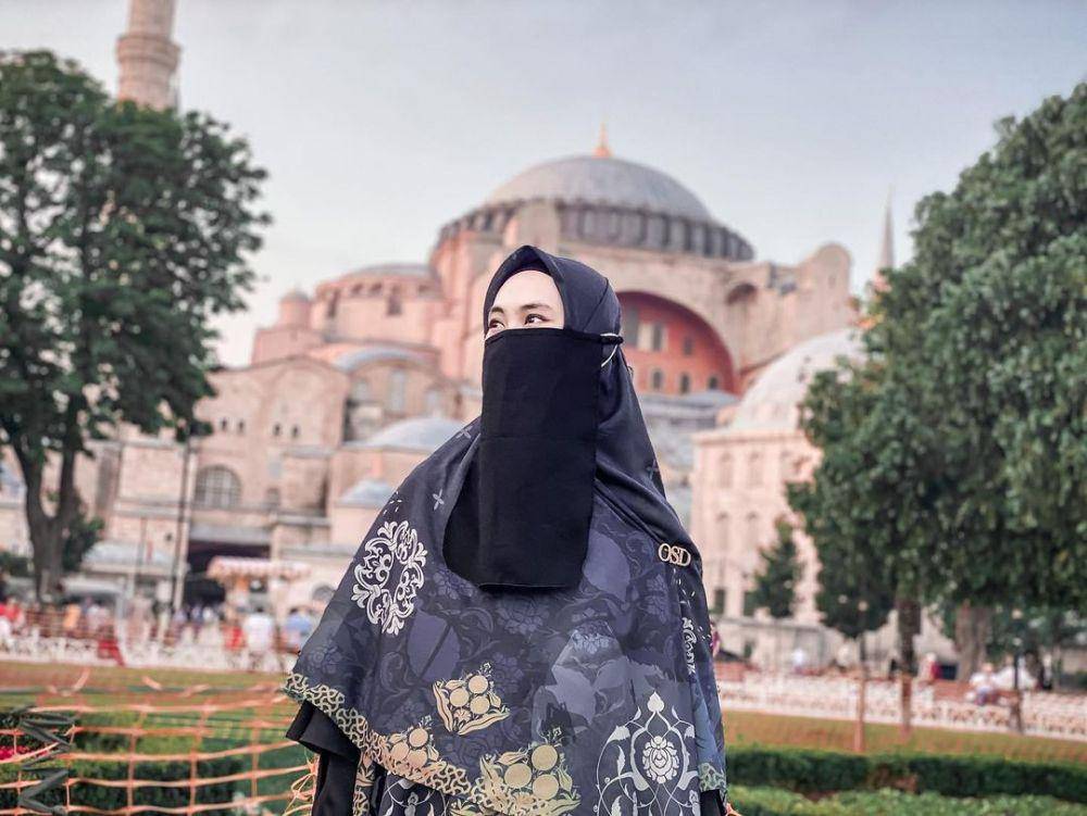 Oki Setiana Dewi ketika mengunjungi Istanbul, Turki. (instagram.com/okisetianadewi)