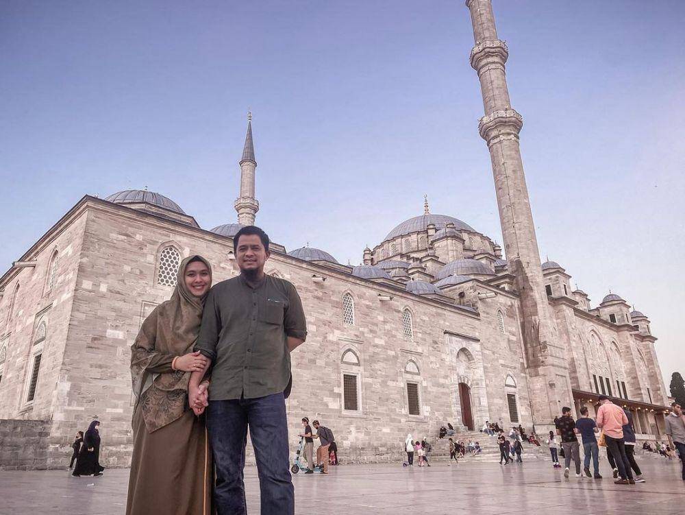 Oki Setiana Dewi ketika mengunjungi Istanbul, Turki. (instagram.com/okisetianadewi)