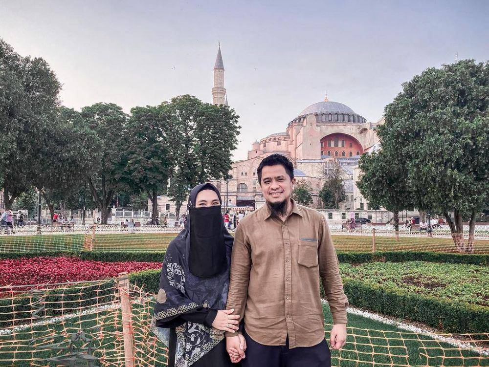 Oki Setiana Dewi ketika mengunjungi Istanbul, Turki. (instagram.com/okisetianadewi)