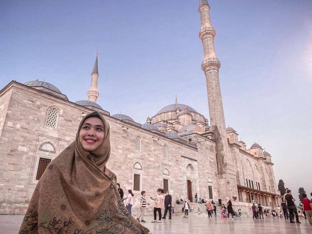 Oki Setiana Dewi ketika mengunjungi Istanbul, Turki. (instagram.com/okisetianadewi)