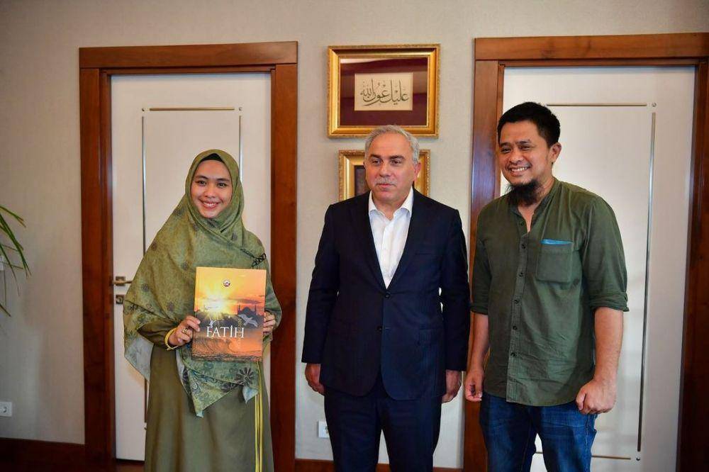 Oki Setiana Dewi ketika mengunjungi Istanbul, Turki. (instagram.com/okisetianadewi)